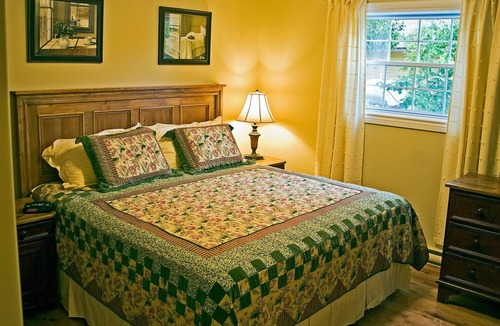 Lake of Bays Cottage | The Algonquin Luxury Cottage at Blue Water Acres Resort
