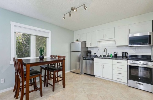 Collingwood Apartment | The Alpine - Central Collingwood Condo