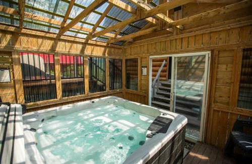 Saint-Philemon Ski Chalet | The ANIMAL - PARTY TIME - POOL SPA AND MOUNTAIN