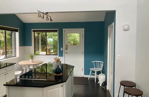 Juan de Fuca Electoral Area House | The Applebnb Entire 4 Bedroom Home & Gardens