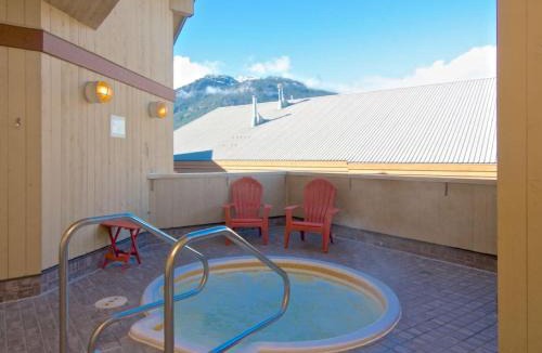 Village North Apartment | The Après, Village Studio with Hot Tub and View
