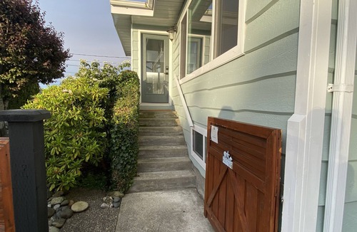 Regional District of Nanaimo House | 'The Beach House' at Deep Bay n-Enjoy the beachfront experience-