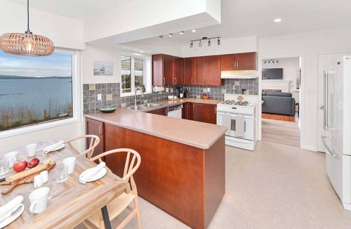 Chemainus Apartment | The Beach House Suite