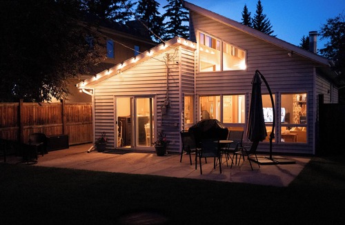 Markerville House | The Beachside Bungalow ོ 3 Bedroom Cottage just steps from the shores of Sylvan!