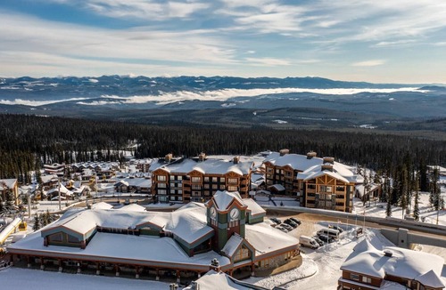 Snow Pine Estates Apartment | The Bear Cave-Brand New w/Amazing Views & Hot Tub