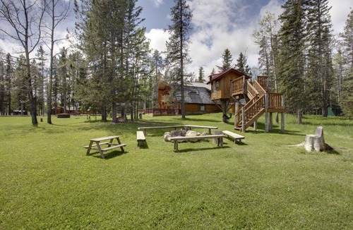 Calgary Cabin | The Beaver House - Beautiful, modern log home - Only 30 minutes from Calgary.