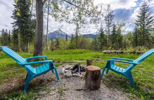 Blaeberry House | The Blaeberry Base Vintage Camper W/Outdoor Shower