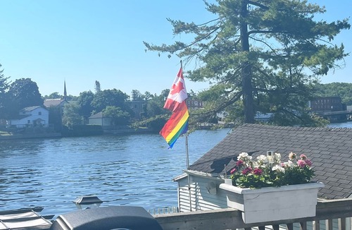 Campbellford Cabin | The Blue River Cabin|Riverfront Cozy Sunny Retreat