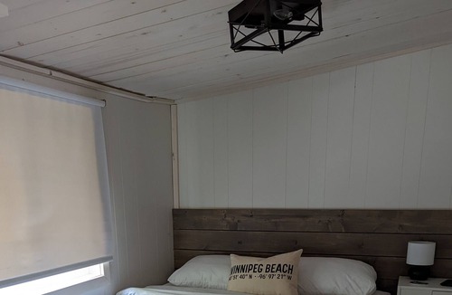 Winnipeg Beach Cottage | The Bluebell Hideaway; 4 Bedroom Cozy Cottage, 5 min walk to beach!