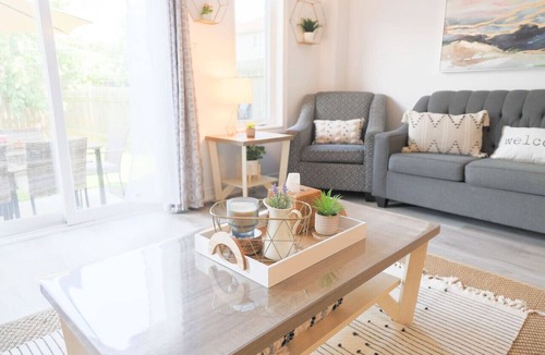 Thorold House | The Boho Bliss - Stylish 5BR Stay Near Niagara Falls & NOTL!