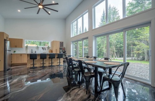 La Patrie House | The Bright Star |Hot Tub| Pool Table | Pool |River