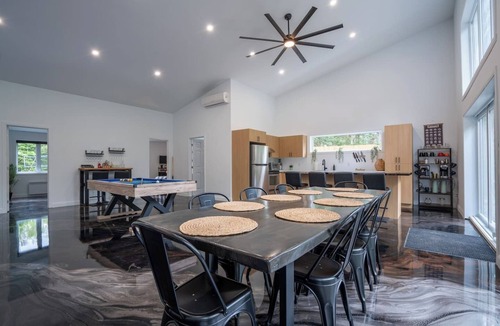 La Patrie House | The Bright Star |Hot Tub| Pool Table | Pool |River