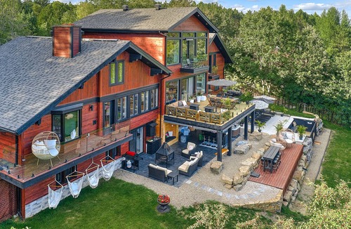 Saint-Sauveur-des-Monts Villa | The Chalet des Laurentides is the ultra equipped Mansion you need!