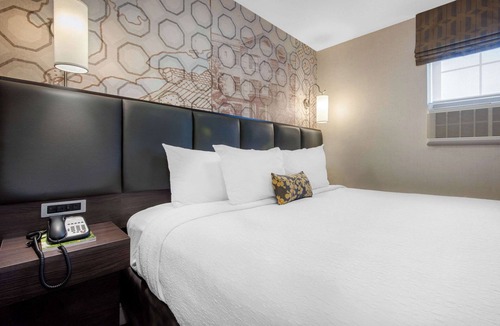 Orillia Hotel | The Champlain Waterfront Hotel, an Ascend Collection Hotel