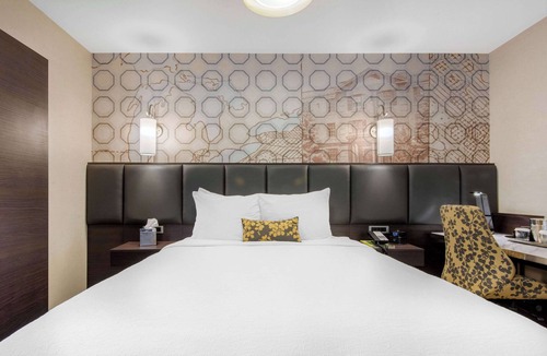 Orillia Hotel | The Champlain Waterfront Hotel, an Ascend Collection Hotel
