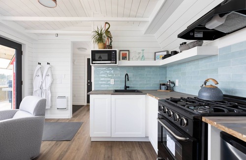 Bauline East House | The Cliff Hanger with Hot tub and Ocean views