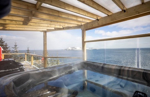 Bauline East House | The Cliff Hanger with Hot tub and Ocean views