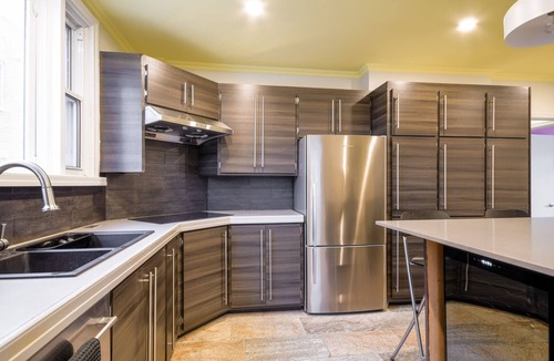 Ahuntsic Apartment | The Color House | Subway | AC | Free Parking | Near a Metro Station