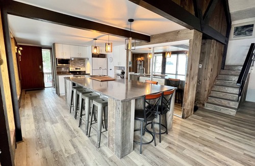 Mont-Tremblant Cottage | The cottage is bordering Lac Ouimet. 5 minutes from Mont-Tremblant Village