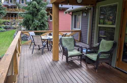 Lindell Beach House | The Cottages at Cultus Lake