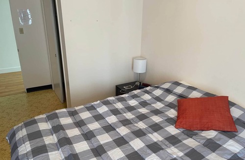 Quartier 5-4 Hostel | The Couvent, 203 - Queen bedroom