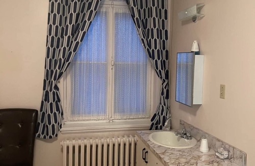 Quartier 5-4 Hostel | The Couvent, 203 - Queen bedroom
