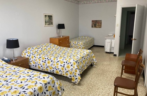 Sainte-Anne-des-Monts Hostel | The Couvent, 222 - Chambre 2 Doubles + 1 Simple