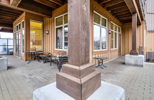 Westbank Condo | The Cove Lakeside, private grnd flr w/large covered deck, lake, park, mtn view