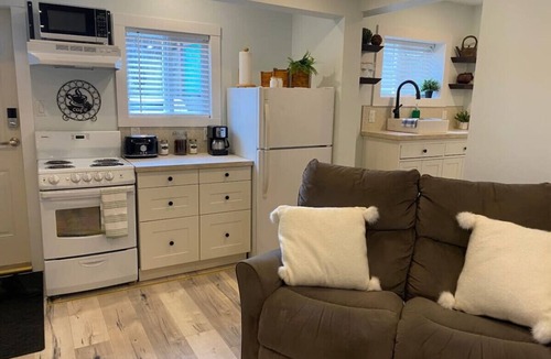 The Gulch Apartment | The Cozy Cove - cozy and bright bachelor suite