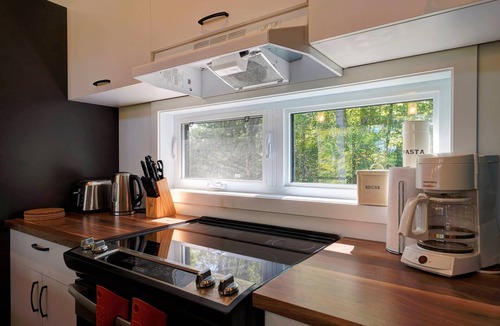 Entrelacs Ski Chalet | The Cozy ♪ Waterfront ☼ Hot Tub & Fireplace ♥