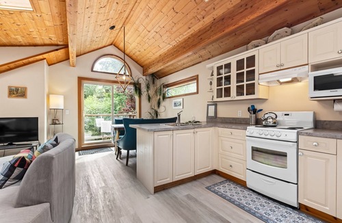 Tofino House | The Crow's Nest Suite - Steps from S. Chesterman