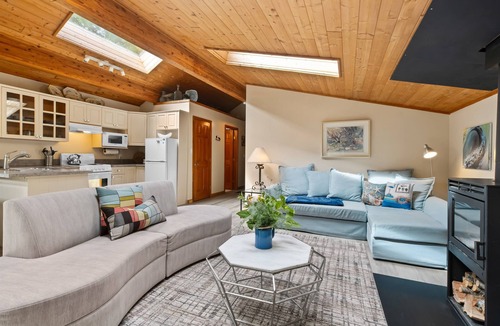Tofino House | The Crow's Nest Suite - Steps from S. Chesterman
