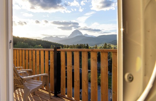 Blairmore Ski Chalet | The Crowsnest Mountain Lodge, ski in ski out/bike in bike out