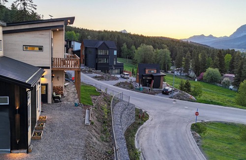 Blairmore Ski Chalet | The Crowsnest Mountain Lodge, ski in ski out/bike in bike out