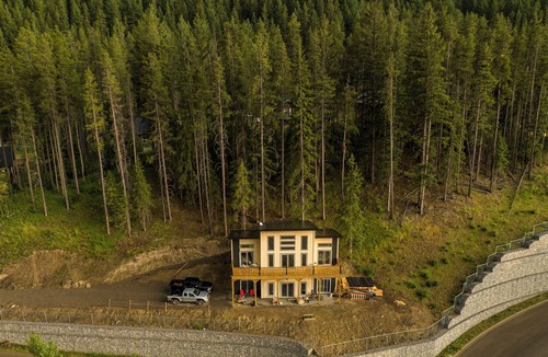 Blairmore Ski Chalet | The Crowsnest Mountain Lodge, ski in ski out/bike in bike out