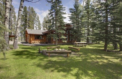 Calgary Cabin | The Deer House - A character cabin in the woods! (plus all the modernities)