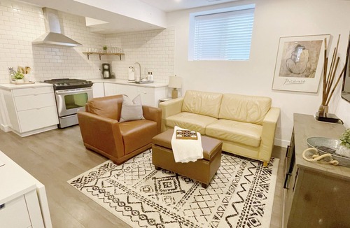 Douglas Apartment | The Douglas Suite w/Hot Tub - near White Rock