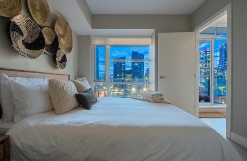 Victoria Park House | "The Draper" - Luxury Corner Unit w Tower View, - Near Stampede, Saddledome, BMO Centre! FREE Parking, Banff Pass, & Wine!