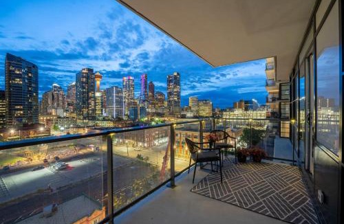 Victoria Park House | "The Draper" - Luxury Corner Unit w Tower View, - Near Stampede, Saddledome, BMO Centre! FREE Parking, Banff Pass, & Wine!