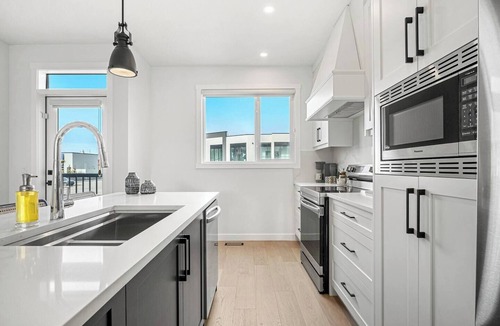 Sage Hill House | The Elevated Escape 5B w/Rooftop, Parking x4, AC