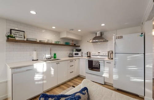 Inglewood Apartment | "The Emerald" In Inglewood Sleeps 4- Lower Suite