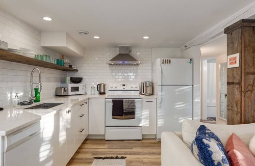 Inglewood Apartment | "The Emerald" In Inglewood Sleeps 4- Lower Suite