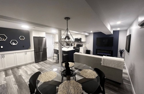 Byron Apartment | The Executive Suite: Modern Apartment with Pool