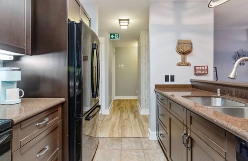 The Blue Mountains Apartment | The Fairway Nest with Hot Tub & Golf!