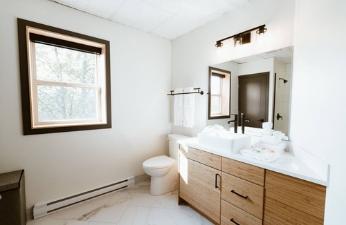 Rossland Apartment | The Flying Steamshovel Inn - Room 1