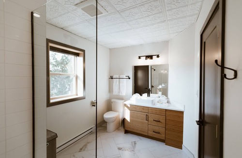 Rossland Apartment | The Flying Steamshovel Inn - Room 1