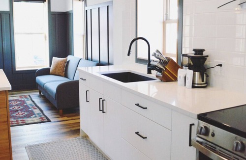 Rossland Apartment | The Flying Steamshovel Inn - Room 7