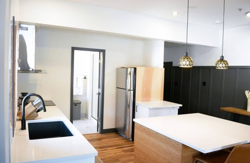 Rossland Apartment | The Flying Steamshovel Inn - Room 7