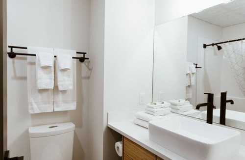 Rossland Apartment | The Flying Steamshovel Inn - Room 3