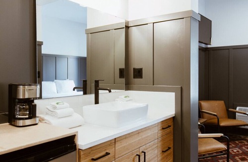 Rossland Apartment | The Flying Steamshovel Inn - Room 6